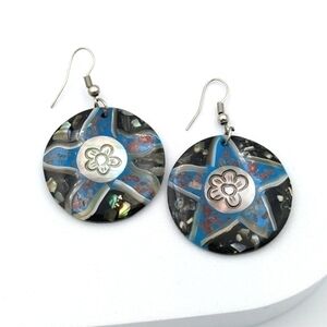 Round hand crafted shell earrings inlaid in black